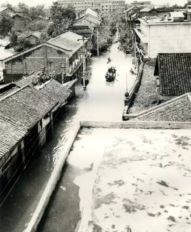 d0c12023883970ad14b7c0b390809e99.jpg 金堂81年洪水现场图片 (3).jpg