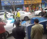 金堂幸福路发生车祸：电三轮碰撞私家车