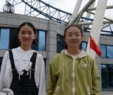 金堂县两名女学生捡到12000元钱，然后交给了警察叔叔！